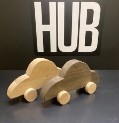 Biler i masssiv træ.