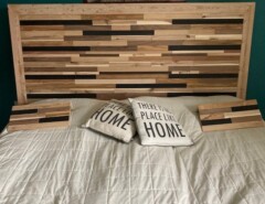 Sengegavl med tilhørende natborde.